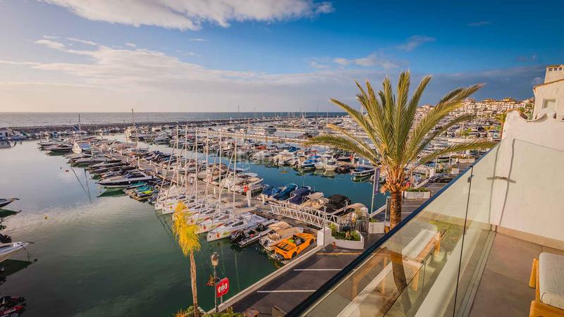 Foto 002099ea-6392-4bbf-a9aa-a32e6948ba50. Ático  en Puerto Banús en primera línea con vistas panorámicas en venta en Marbella