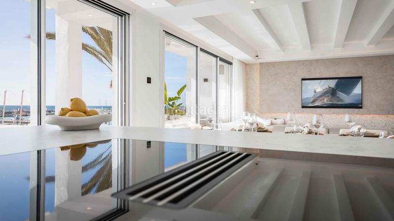 Foto bce87679-f0ff-4bc9-a51a-26358fc5b64e. Ático  en Puerto Banús en primera línea con vistas panorámicas en venta en Marbella
