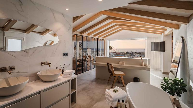 Foto de7abed7-db26-47a8-8b00-b054d86b439c. Ático  en Puerto Banús en primera línea con vistas panorámicas en venta en Marbella