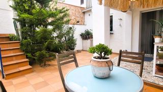 Casa adossada a Banyoles. Casa en muy buen estado con terraza a 6 min del lago de bañolas