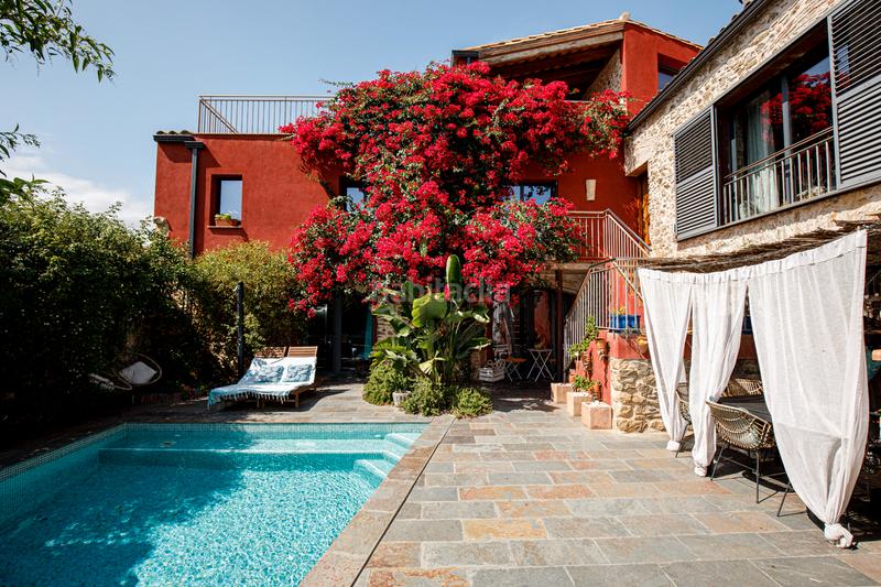 Foto fc46bed6-8303-4f83-8e59-e5dbb2ded567. House with fireplace pool in Palau-saverdera