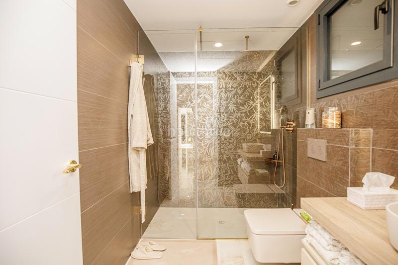 Foto 031f442f-abf1-4fb1-87b9-05a26b8c1a86. Casa villa única de 3 viviendas en el golf de torremirona en Navata