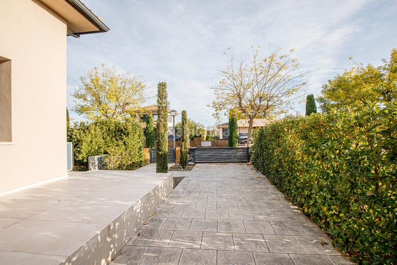 Foto 5f43b3aa-0cae-488f-8566-a2caeb93b5b9. Casa villa única de 3 viviendas en el golf de torremirona en Navata