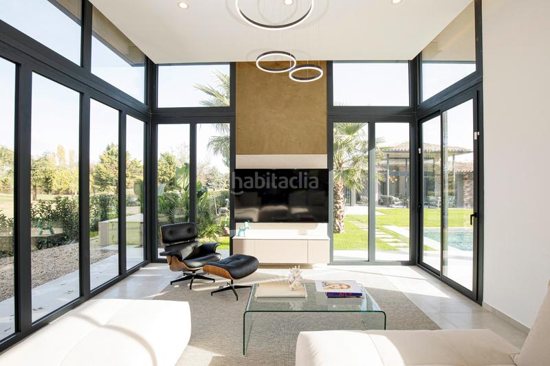 Foto c3ff0181-b28c-485f-9483-bc72f02da25c. Casa villa única de 3 viviendas en el golf de torremirona en Navata