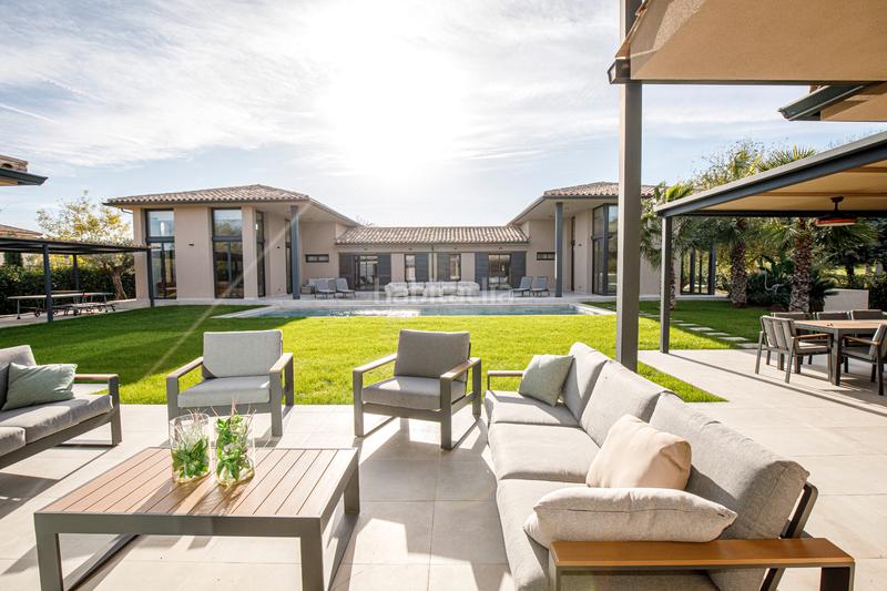 Foto dd4959c0-4f15-4165-86f9-dae4be299c17. Casa villa única de 3 viviendas en el golf de torremirona en Navata