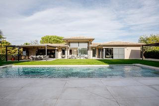 Casa a Navata. Villa �nica en el golf de torremirona