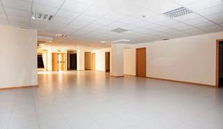 Lloguer Local Comercial a Carrer dels almogvers 2. Local comercial 2.414 mts.  entre el paseo de arc de triomf, la