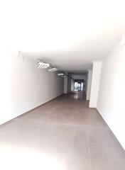 Alquiler Local Comercial en Carrer de llorens i barba 40. Local difano de 125 mts con terraza muy cercano al hospital san