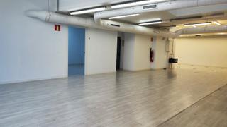 Location Local commercial à Avinguda de catalunya 56. Espectacular local de 254 m2, techos altos, prácticamente podria