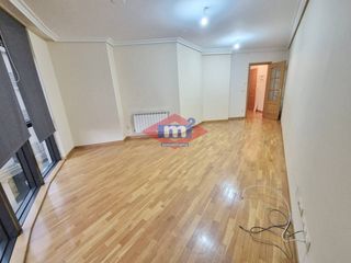 Miete Etagenwohnung  Calle pontevedra. Se alquila piso de 4 habitaciones!