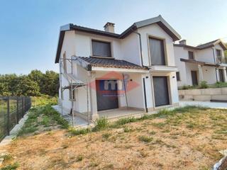 Xalet  Cumiar 5. Chalet moderno con cocina a estrenar, carpintería blanca y aerot