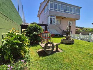 Chalet  Calle valadares. Amplia villa independiente con parcela, jardín y zona de barbaco