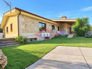Xalet a Calle joaquín fdez sestelo 5. Chalet de planta baja con una distribución excepcional, piscina
