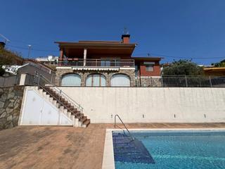 Maison  Carrer d'agustí bartra i lleonart. Exclusiva casa independiente con vistas a la montaña en argenton