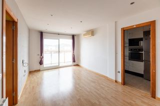 Piso  Passatge sagrament. Piso alto de 4 habitaciones con ascensor, sol todo el día y espe