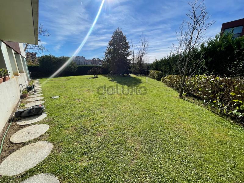 Foto 12b2812f-6ff1-4dc5-8c4d-4d2957488fa4. Planta baixa amb calefacció aparcament piscina a Santander