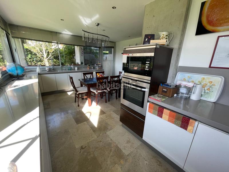 Foto a213985d-e7a6-41c3-992e-339362f51563. Planta baixa amb calefacció aparcament piscina a Santander