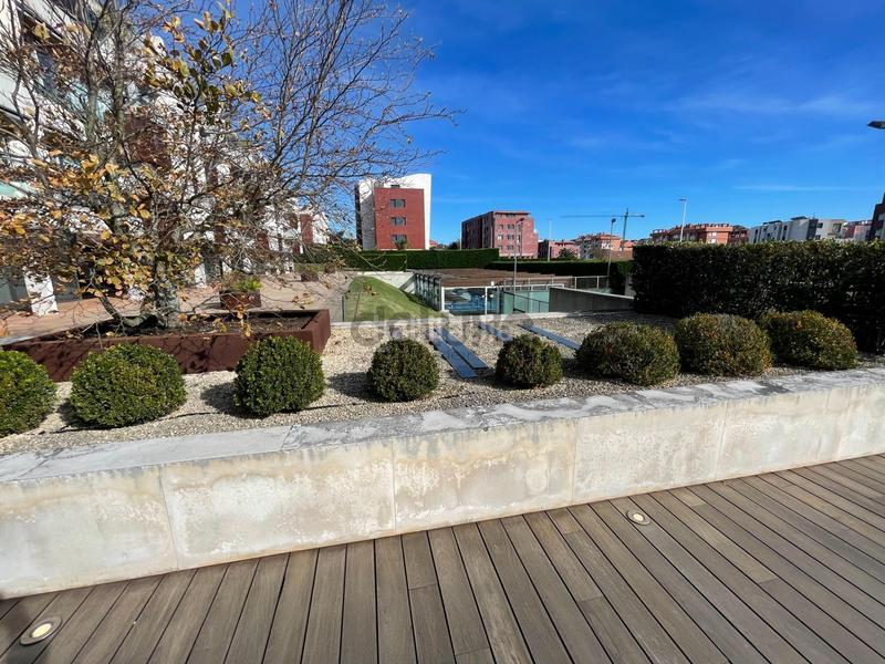 Foto fae5cf60-7fc0-4e95-8a02-d4155171ee84. Planta baixa amb calefacció aparcament piscina a Santander
