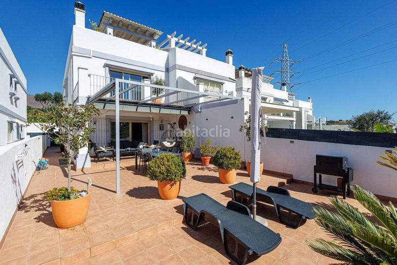 Foto 341e3a0a-5d21-47c1-be74-512916d4a540. Casa amb aparcament piscina a Estepona golf Estepona