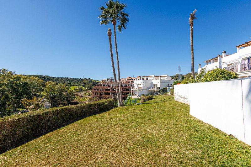 Foto 5ea39413-0efc-4040-ac0e-47cf290f0989. Casa amb aparcament piscina a Estepona golf Estepona