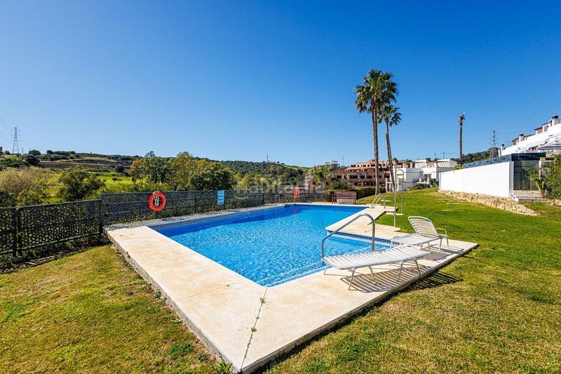 Foto 9e229cc7-e432-4e47-985e-132d76a0efc4. Casa amb aparcament piscina a Estepona golf Estepona