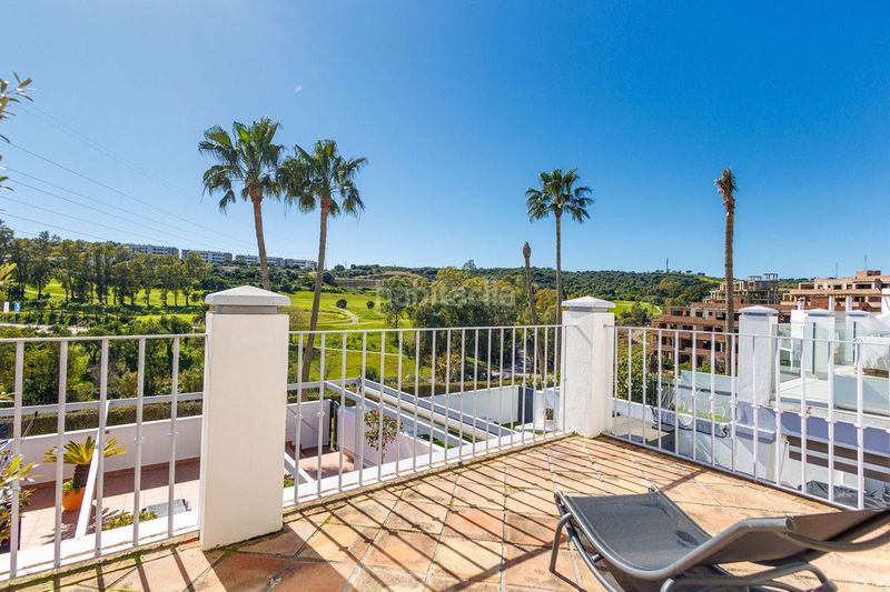 Foto c5a688e9-8490-4a51-bc31-f36a5aa71990. Casa amb aparcament piscina a Estepona golf Estepona