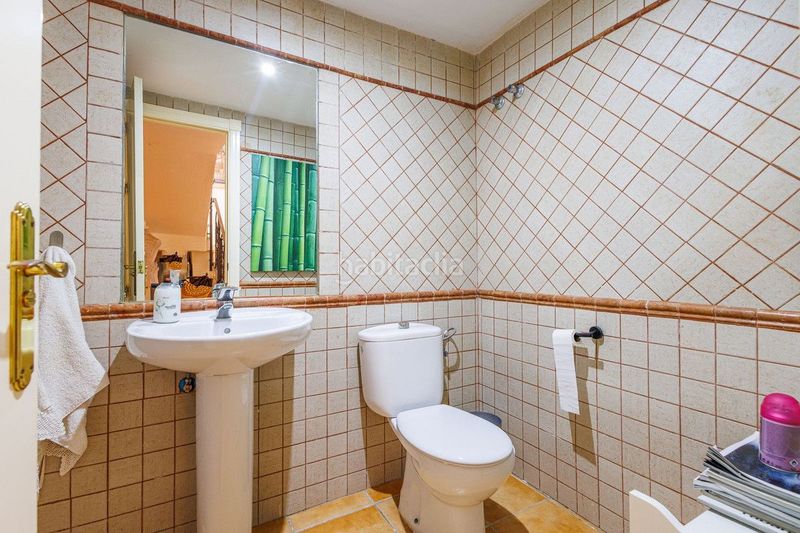 Foto dc12ef16-8687-4e66-82c1-8bf6f94a5dea. Casa amb aparcament piscina a Estepona golf Estepona
