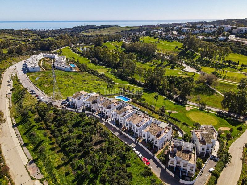 Foto e2d48e09-e85f-4d7a-a9b5-3c461383dc67. Casa amb aparcament piscina a Estepona golf Estepona