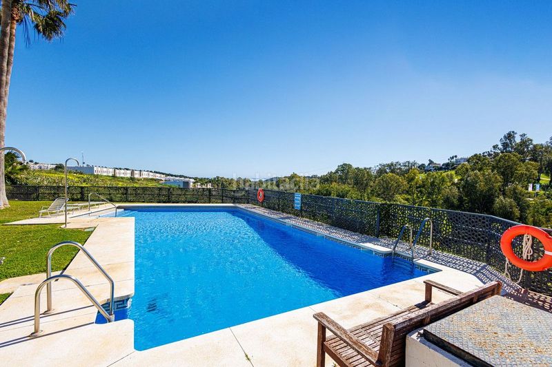 Foto f51e5c5c-4ca2-4f69-bbbf-f0f2b9d1a180. Casa amb aparcament piscina a Estepona golf Estepona