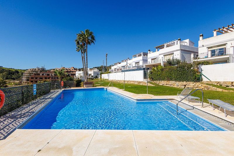 Foto fc6289d7-7a1e-48ff-aa82-ad263e492936. Casa amb aparcament piscina a Estepona golf Estepona