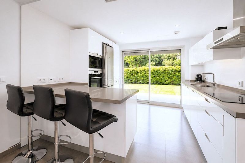 Foto 7a62327d-8f7f-4a90-9874-ddeff9a1ce32. Apartament amb aparcament piscina a Nueva Atalaya Estepona