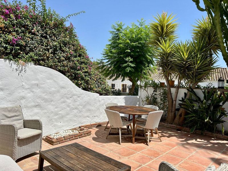 Foto 4c0613b8-2137-45c5-b509-d5570cfbe6ff. Casa amb piscina a Las Brisas Marbella