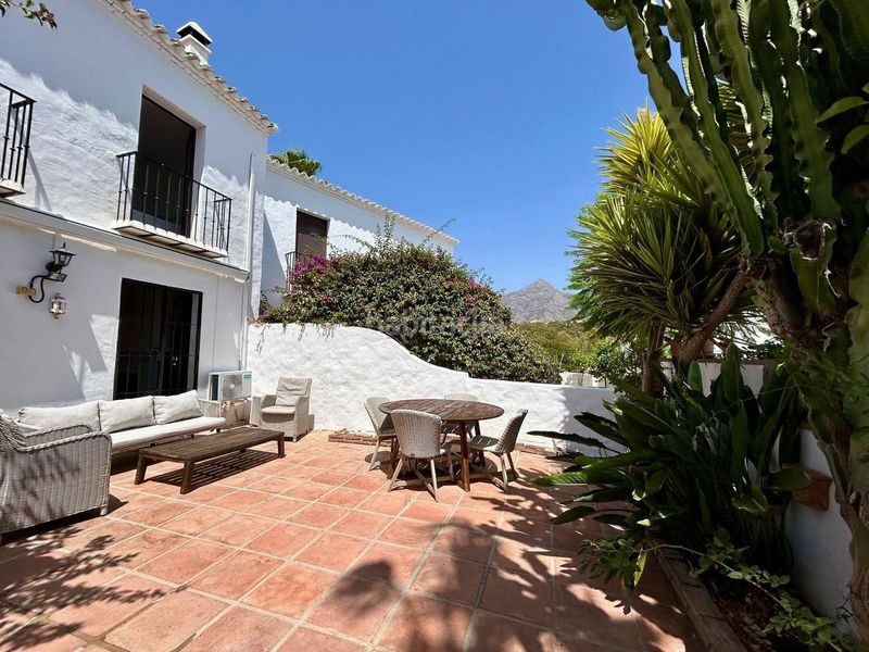 Foto cce5eda8-8202-40e2-b33b-c9896684abb2. Casa amb piscina a Las Brisas Marbella