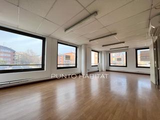 Rent Office space  Carrer de pau casals. Oficina reformada en el centro de castelldefels
