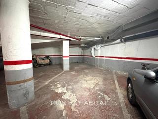 Autoparkplatz in Carrer de mallorca 512. Ideal para coche pequeño y varias motos