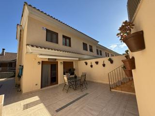 Casa adossada a Zona Nord. Casa unifamiliar adosada en venta alcoy