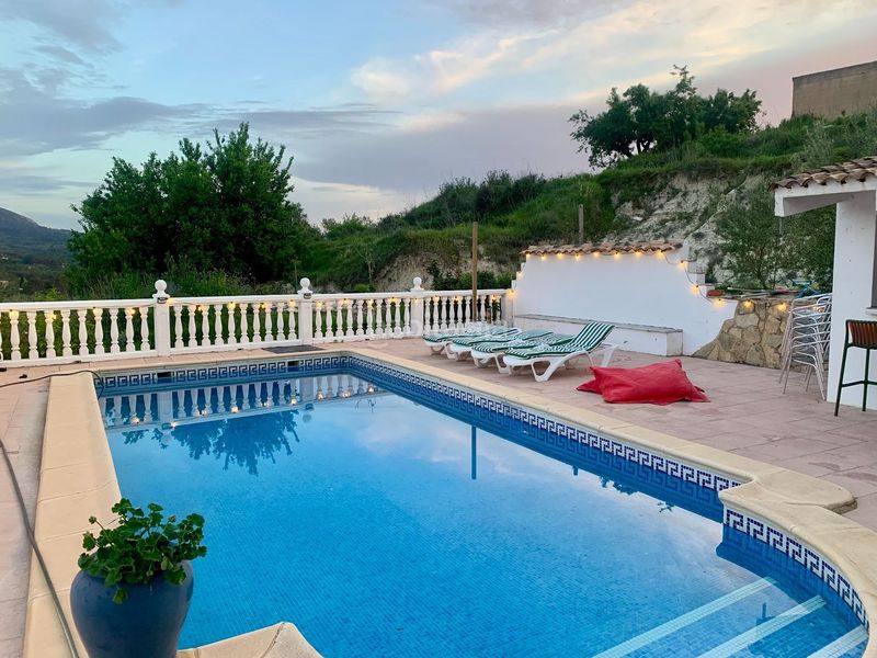 Foto c8e99d88-936b-4e2a-9edf-bd2bb8c272a3. Casa amb calefacció aparcament piscina a Beniarrés