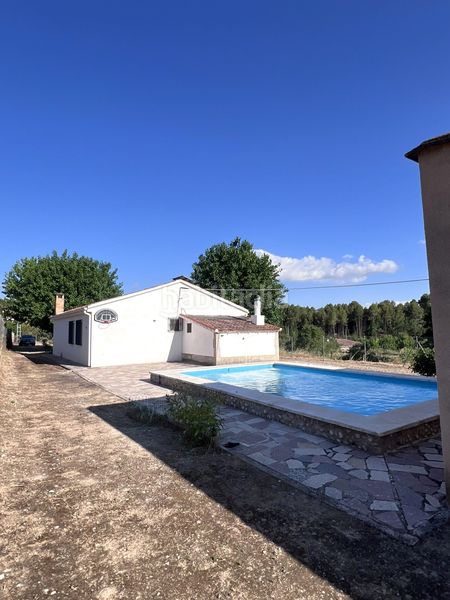 Foto ca90e24c-72cc-4676-811b-c87694e3d13f. Casa amb piscina a Alcosser