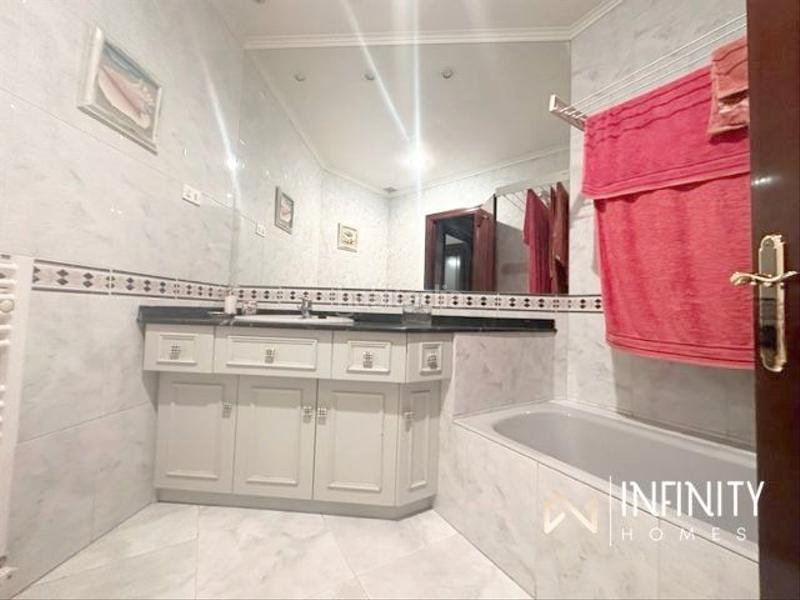 Foto dd54b8a9-c147-469e-bb21-4cbb9ede6d6c. Alquiler piso se alquila vivienda en abando con opción a parcela de garaje doble. en Bilbao