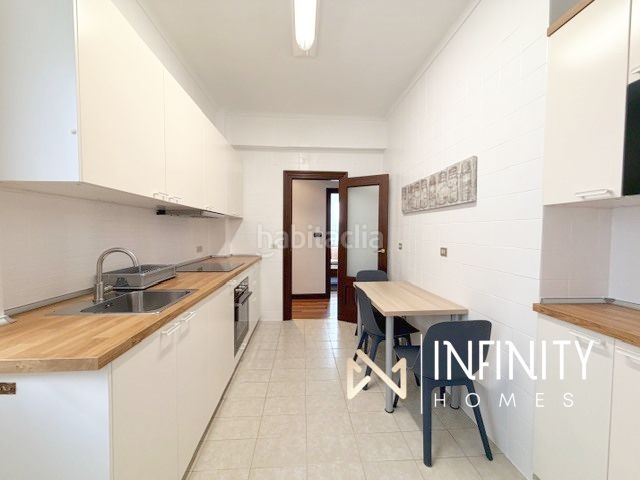 Foto f94b82ac-24d6-493c-bb79-9d5b3b96751f. Alquiler piso se alquila vivienda reformada en indautxu, para cortas estancias! en Bilbao
