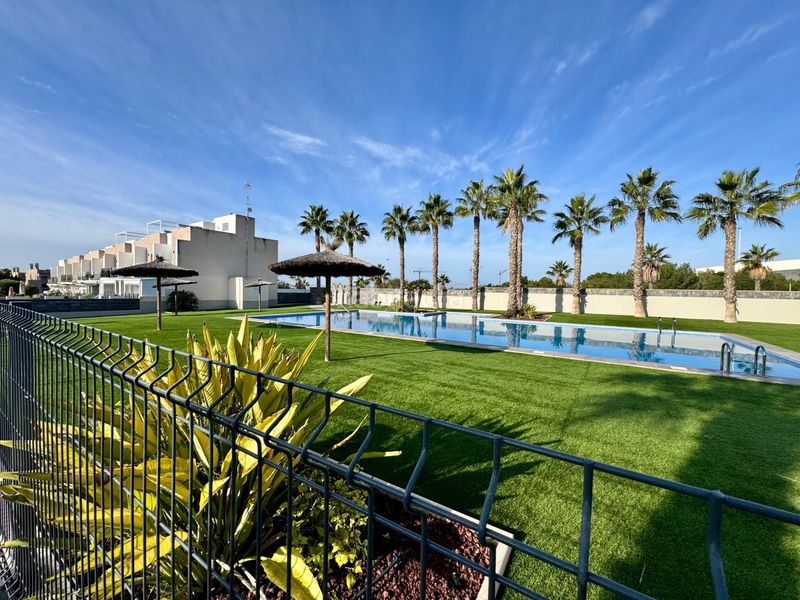 Foto e4c64722-0c57-4b6d-a680-3ad48da1bf18. Casa adossada amb aparcament piscina a Parque Acuático - Sector 25 Torrevieja