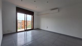 Pis  Carles padrós. Piso luminoso de 3 hab en el barrio de molins