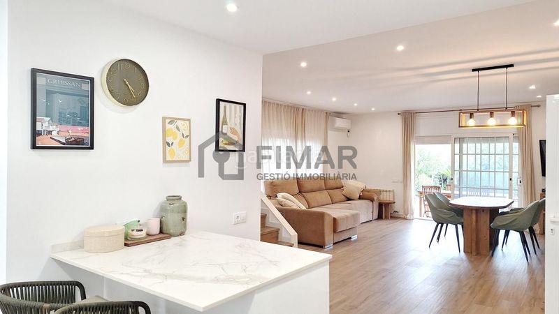 Foto 2653b32a-8b8e-4474-93a8-05fcdb4b43a1. Casa amb aparcament a Vilassar de Dalt