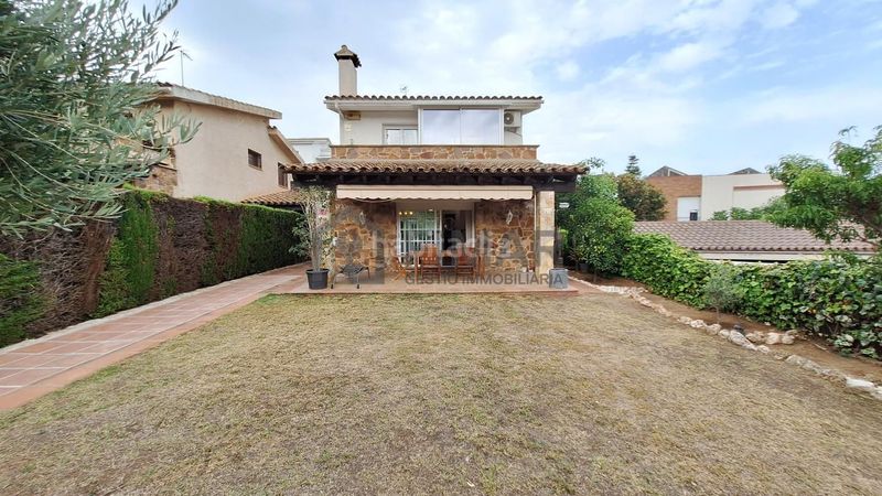Foto 321da966-c5b1-4fa6-bee3-c8473fb1475b. Casa amb aparcament a Vilassar de Dalt