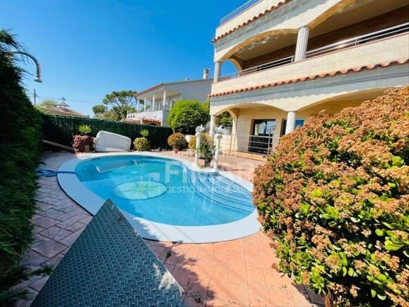 Foto 6e68797b-19d4-491d-8946-b4c5b9410e21. Casa chalet de tres viviendas seminuevo en Mas Mora-Sant Daniel Tordera