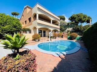 Casa a Mas Mora-Sant Daniel. Chalet de tres viviendas seminuevo