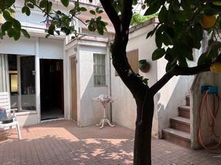 Casa a Eixample. Casa de pueblo en el centro