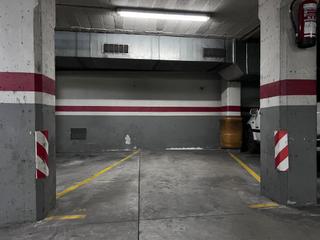 Aparcament cotxe a Perams. Plaza de aparcamiento para coche