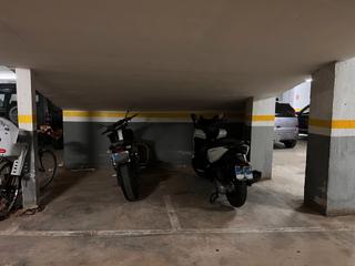 Motorradparkplatz in Premià de Dalt. Plaza de aparcamiento para moto