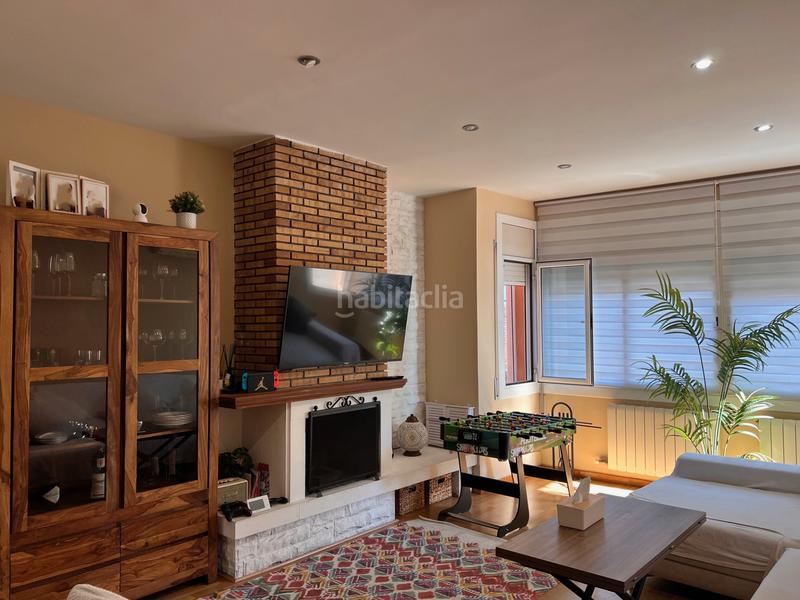 Foto 089fd12c-4c2d-49fd-9fdc-d9215f1cc582. Triplex with fireplace heating in Casagemes Badalona